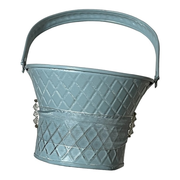 METAL Easter/Cottage Core basket/plant container. - Picture 3 of 7